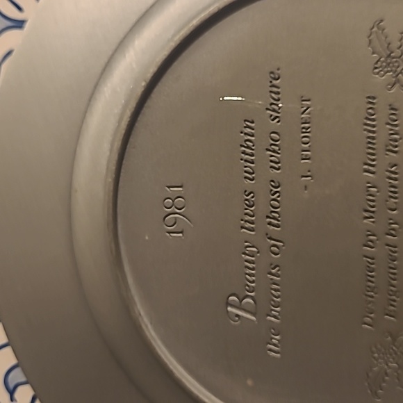 Hallmark fine pewter plate 1981 carolers - Picture 3 of 4